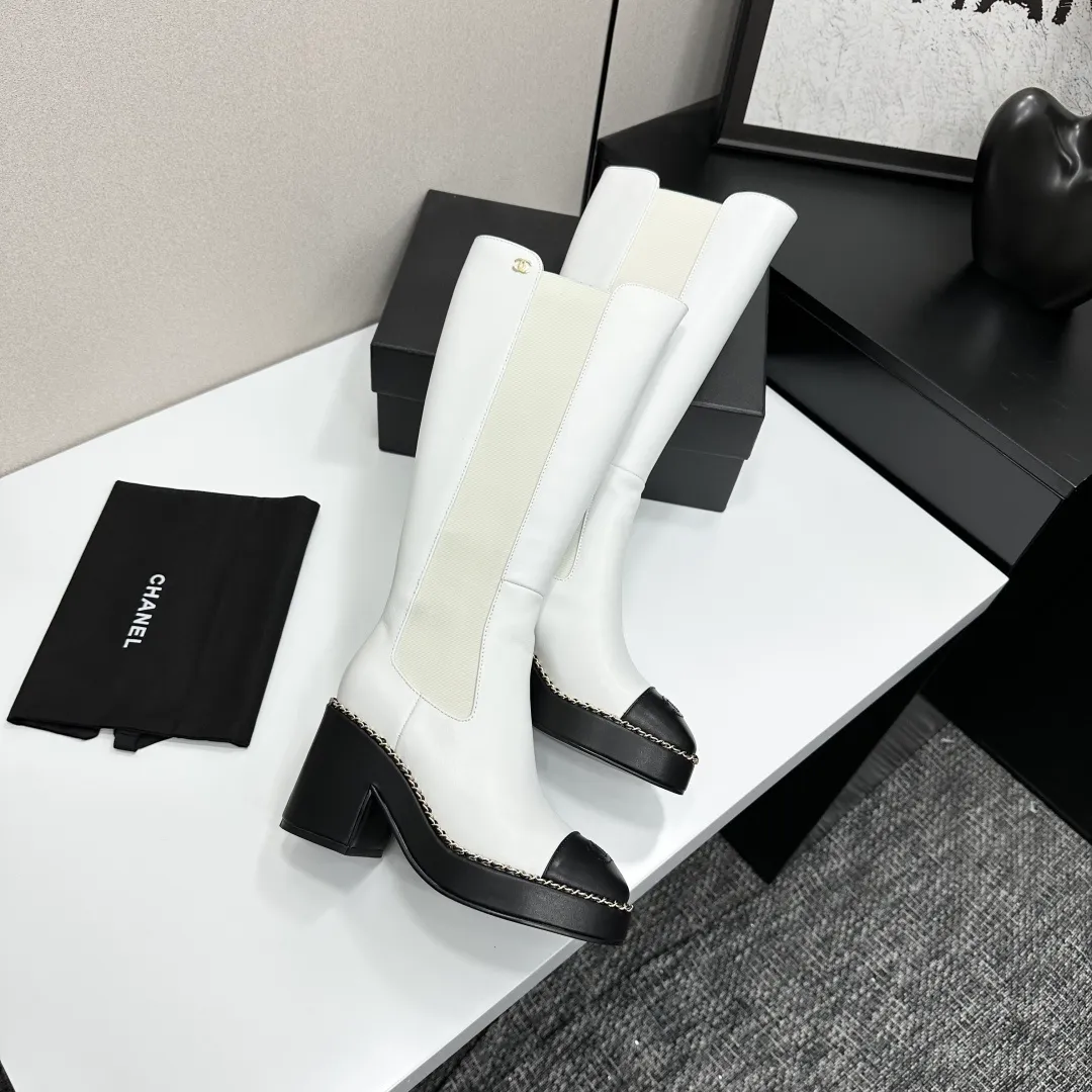 👟👟Ex-factory price 960👟👟 CHANEL Xiaoxiang 2024 autumn and winter sheepskin boots high boots knight boots The version is also the basic version of the Martin boots, neat and handsome. The upper is made of cowhide, super soft against the skin, wide and full, handsome and comfortable. The lining is soft water-dyed cowhide. The sole is original rubber outsole. Exclusive top quality 35-39. 40 customized